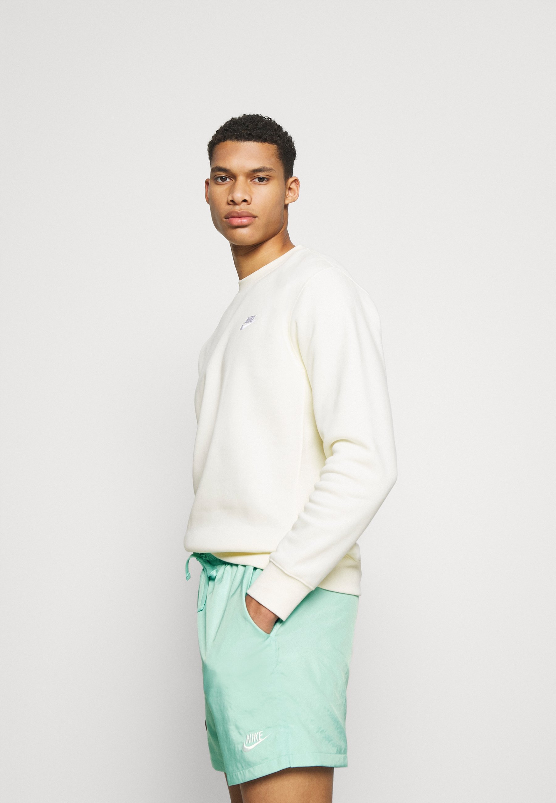 Nike Sportswear FLOW - Šortai - bright 