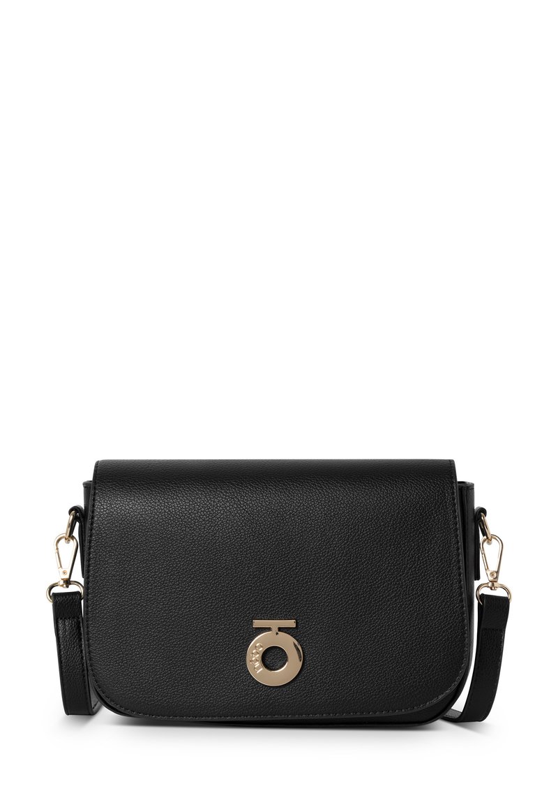 Bolso cruzado de piel negra con cierre de solapa, herrajes dorados y un acento de logo redondo. Textura suave con forma estructurada. Correa ajustable.