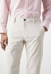 Jack & Jones JPSTMARCO JJFURY ANA - Chino-püksid - bright white