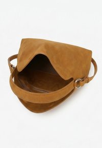 Sac à bandoulière en daim couleur camel avec rabat partiellement ouvert, montrant une poche intérieure zippée et une lanière ajustable avec boucle métallique.