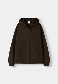 Felpa marrone con zip e cappuccio regolabile con cordino, tasche a marsupio e polsini a costine. Il materiale sembra morbido e texturizzato.