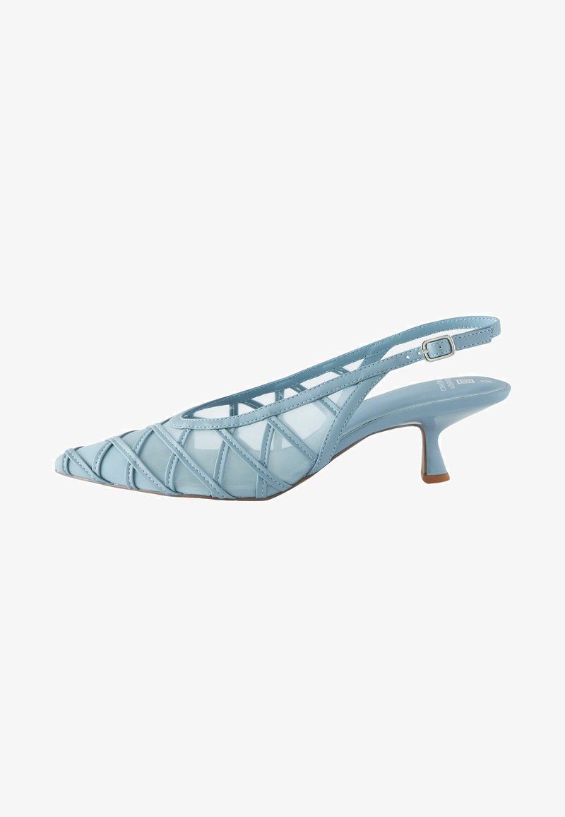 Lyseblå slingback hæl med spids tå, der har krydsede stropper og en blank finish. Lav, bred hæl for stabilitet.