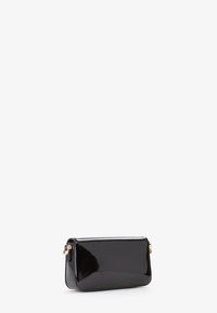 Clutch in pelle verniciata nera di forma rettangolare, con dettagli in metallo dorato e una texture liscia e lucida. Chiusura con zip nella parte superiore.