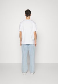 GAP ARCHIVE LOGO - Nyomott mintás póló - white