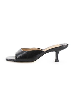 Mules negras de cuero con punta abierta, con una silueta elegante, tacón bajo curvado y textura suave, que presentan una amplia abertura frontal y un detailing mínimo.