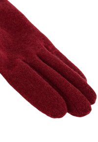 Gants en laine rouges avec une surface douce et texturée, présentant un design classique et trois doigts longs pour un aspect ajusté.