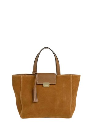 Sac fourre-tout en daim marron avec double poignée, rabat avant avec pompon et petite plaque dorée portant le nom de la marque.