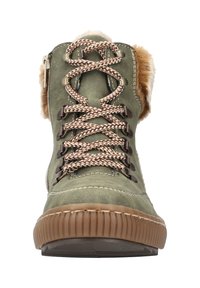 Botte en daim vert avec un col en fourrure, lacets ronds marron et semelle en caoutchouc présentant une texture à motifs. Détail de fermeture éclair sur le côté.