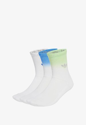 Drei Paar Socken. Zwei sind weiß mit gerippter Textur; eines hat ein Farbverlaufdesign in Blau und Grün an der Oberseite. Beinhaltet Logo-Akzente.