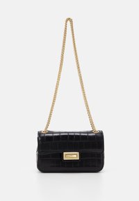 Černá kožená kabelka s krokodýlí texturou, zlatým řetízkovým popruhem, obdélníkovým tvarem a detailem s předním zapínáním.