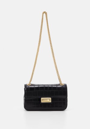 Černá kožená kabelka s krokodýlí texturou, zlatým řetízkovým popruhem, obdélníkovým tvarem a detailem s předním zapínáním.