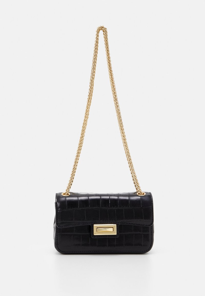 Černá kožená kabelka s krokodýlí texturou, zlatým řetízkovým popruhem, obdélníkovým tvarem a detailem s předním zapínáním.