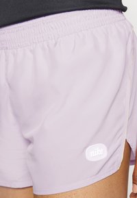 Nike Performance 10K SHORT - Urheilushortsit - doll/sesame/white