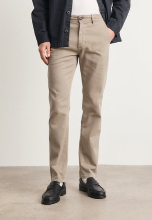 BOSS SLIM - Nohavice chinos - open brown