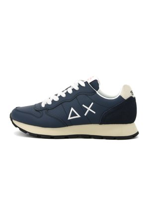 Sneakers sintetici blu navy con accenti bianchi, caratterizzati da motivi geometrici unici, design classico con lacci e un tallone in suede testurizzato.