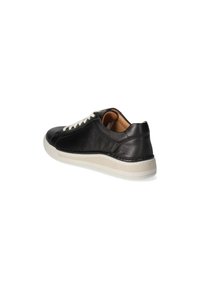 Schwarze Ledersneaker mit weißen Schnürsenkeln, strukturiertem Obermaterial und einer kontrastierenden Gummisohle. Er verfügt über eine glatte Oberfläche und eine abgerundete Form.