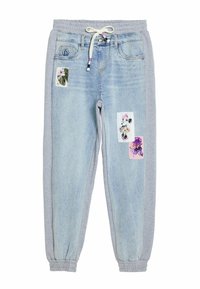 Lichtblauwe denim joggers met grijze katoenen zijkanten, elastische tailleband, trekkoord en stofpatches met bloemontwerpen en een cartoon.