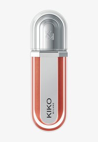 Produkt do ust KIKO Milano z metalicznie srebrną nakrętką oraz owalnym, koralowym korpusem o błyszczącej fakturze i z logo marki.