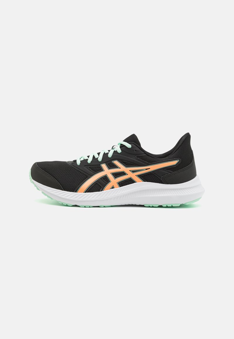 Baskets de course noires avec tige en maille, accents orange et semelle extérieure vert menthe. Caractéristiques : lacets et semelle intermédiaire blanche rembourrée.
