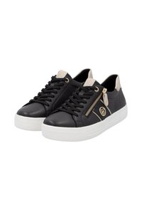 Des baskets en cuir noir avec une semelle plateformée blanche, présentant des éléments en or, une fermeture éclair sur le côté et une touche beige au niveau du talon et des lacets.