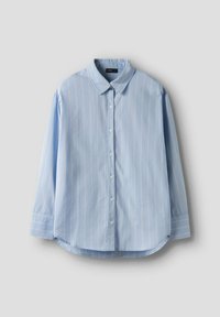 Camicia button-up di un blu chiaro con strisce verticali bianche, maniche lunghe e colletto classico; tessuto di cotone liscio, orlo arrotondato.
