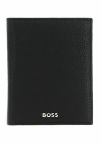 Portefeuille en cuir noir avec une surface texturée, présentant un logo "BOSS" argenté en bas à droite et des bords soigneusement cousus. Design en trois volets.