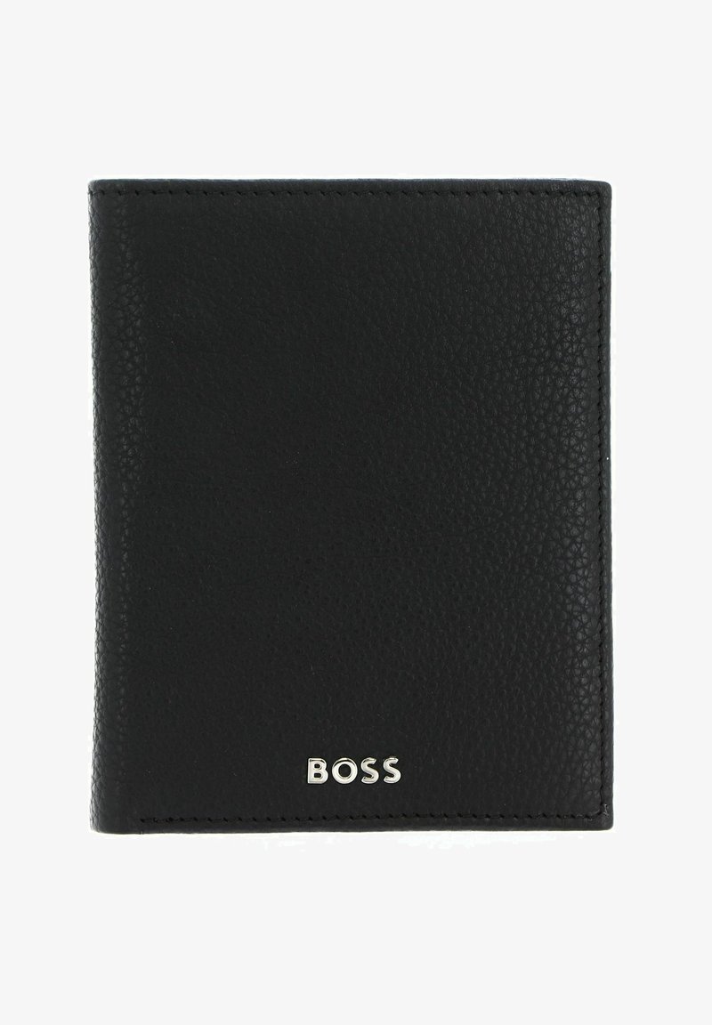 Portefeuille en cuir noir avec une surface texturée, présentant un logo "BOSS" argenté en bas à droite et des bords soigneusement cousus. Design en trois volets.
