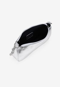 Bolso de mano metálico plateado, con una textura suave, cierre de cremallera y un interior negro. Incluye una correa de cadena para mayor versatilidad.
