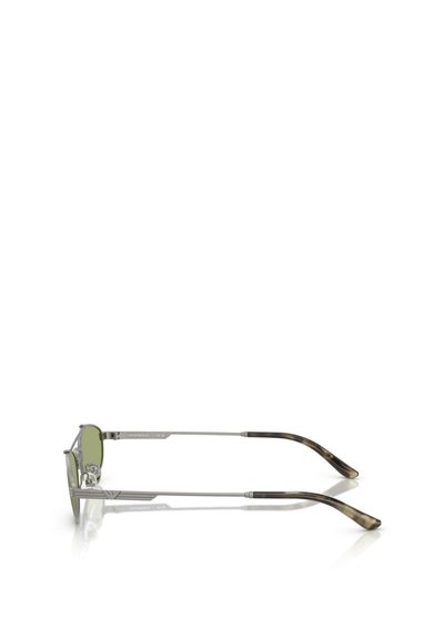 Lunettes de soleil en métal avec des verres verts. Branches fines présentant un motif écaille de tortue ; design rectangulaire élégant, mettant en valeur un minimum de détails matériels.