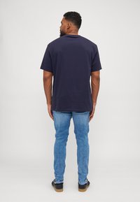 Calvin Klein Jeans Plus PLUS SEASONAL MONOLOGO TEE - Apdrukāts T-krekls - night sky/white