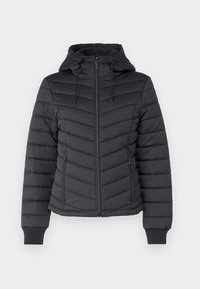 Wypchana czarna kurtka z kapturem, charakteryzująca się wzorem rombowym, dwiema zapinanymi na zamek kieszeniami z przodu oraz ściągaczami na mankietach. Poliestrowa powłoka dla ocieplenia.