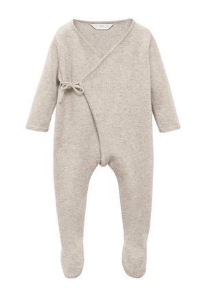 Beige gestrickter Babystrampler mit langen Ärmeln, Füßchen und einer seitlichen Bindung vorne.