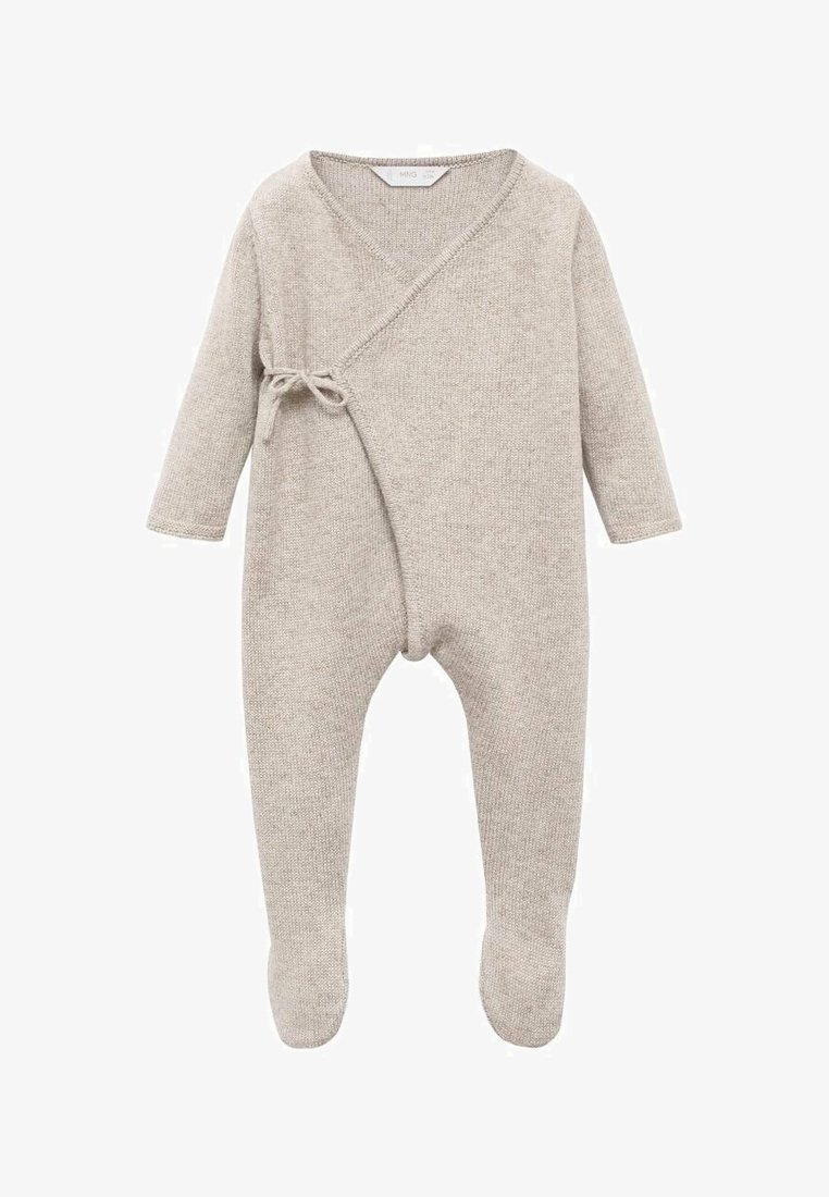 Beige gestrickter Babystrampler mit langen Ärmeln, Füßchen und einer seitlichen Bindung vorne.