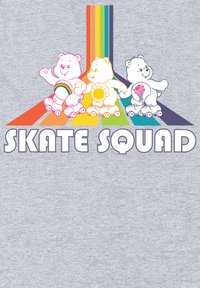 Tres osos de caricatura sobre patines, con colores y patrones brillantes. El texto en la parte inferior dice "SKATE SQUAD". El fondo incluye rayas de arcoíris.