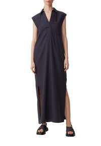 Dunkelgraues, ärmelloses Maxikleid mit Kragen, frontaler Tasche und seitlichen Schlitzen. Hergestellt aus einem leichten Stoff. Kombiniert mit schwarzen Sandalen.