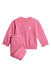 Rosa sweatshirt og matchende joggebukser laget av mykt stoff. Har ribbestrikkede mansjetter og en liten hvit Adidas-logo på forsiden.