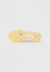 Semelle de chaussure avec un motif en caoutchouc texturé, principalement jaune, dotée d'accents blancs et d'un design lisse et courbé au centre.