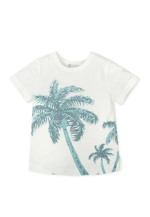 Camiseta blanca de manga corta con puños enrollados y estampados de palmeras azul verdosas en el frente.