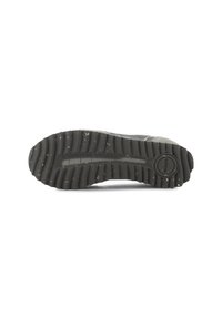 Černá podrážka tenisek s texturovanými drážkami, na které se nachází reliéfní logo a roztroušené bílé skvrny pro lepší přilnavost a styl.