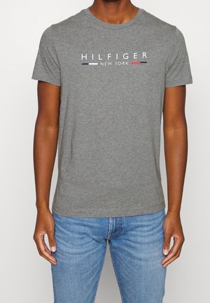 Szara bawełniana koszulka z krótkim rękawem, z napisem "HILFIGER NEW YORK" w kolorze białym i czerwonym, o regularnym kroju. Dodatkowo: delikatna faktura.