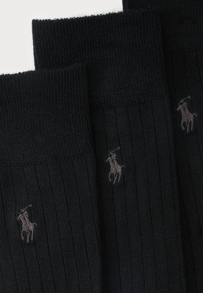Τρία ζεύγη μαύρες ριμπ κάλτσες με μικρό γκρι κεντημένο λογότυπο παίκτη πόλο κοντά στη θηλιά.