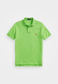 Grön polo skjorta i bomull, med klassisk krage, tvåknappslås och en röd logotyp på vänster bröst. Korta ärmar.