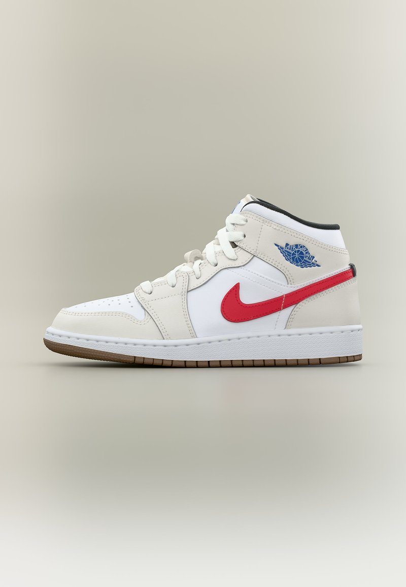 Λευκό sneaker Air Jordan με μεσαίο πάνω μέρος, κόκκινο σήμα Nike, μπλε λογότυπο Air Jordan, λευκά κορδόνια και καφέ σόλα, εμφανίζεται σε προφίλ.