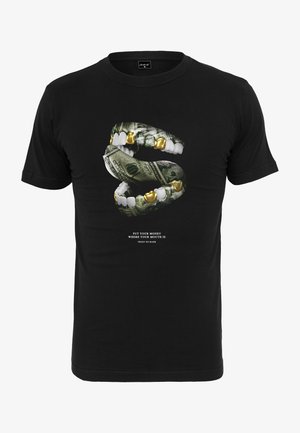 Černé bavlněné tričko s odvážnou grafikou úst se zlatými zuby a dolarovými bankovkami, doplněné bílým textem níže.