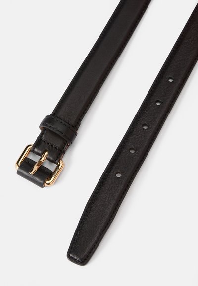 Cinturón de cuero negro con un acabado texturizado, que presenta una hebilla de metal en tono dorado y múltiples agujeros para ajuste.