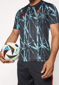 Musta ja sinivihreäkuvioinen lyhythihainen urheilupaita, jossa on pyöreä pääntie, vaakasuorat syaaninsiniset raidat ja Adidas-logo.