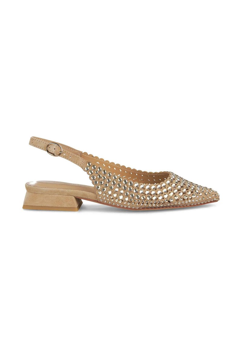 Zapatos slingback con punta afilada, material de ante beige, adornados con tachuelas plateadas y un tacón bajo y cuadrado.