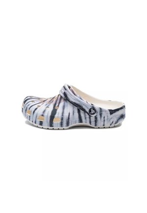 Czarno-białe klapki typu slip-on z wzorem tie-dye, otworami wentylacyjnymi oraz regulowanym paskiem na piętę, widoczny boczny detal logo.