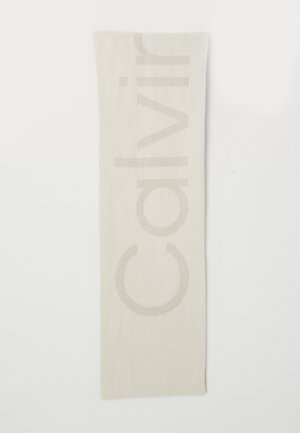 Beige skjerf med en myk tekstur som har en subtil, preget "Calvin Klein" logo og minimalistisk design. Rektangulær form, lett materiale.