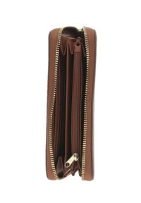 Portafoglio in pelle marrone con zip color oro, dotato di diverse fessure per carte, due tasche con zip e una superficie texturizzata per una migliore presa.